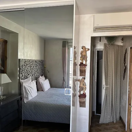 Apartment Place Dauphine Paris