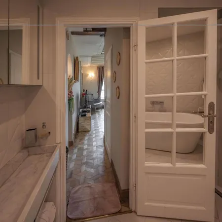 Place Dauphine Apartment