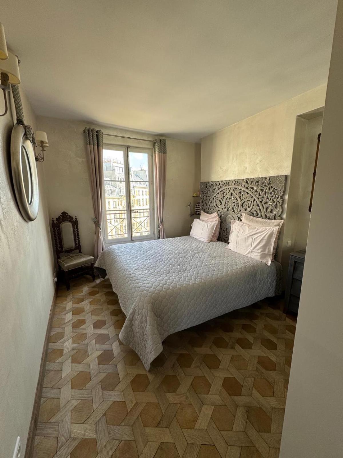 Place Dauphine Apartment