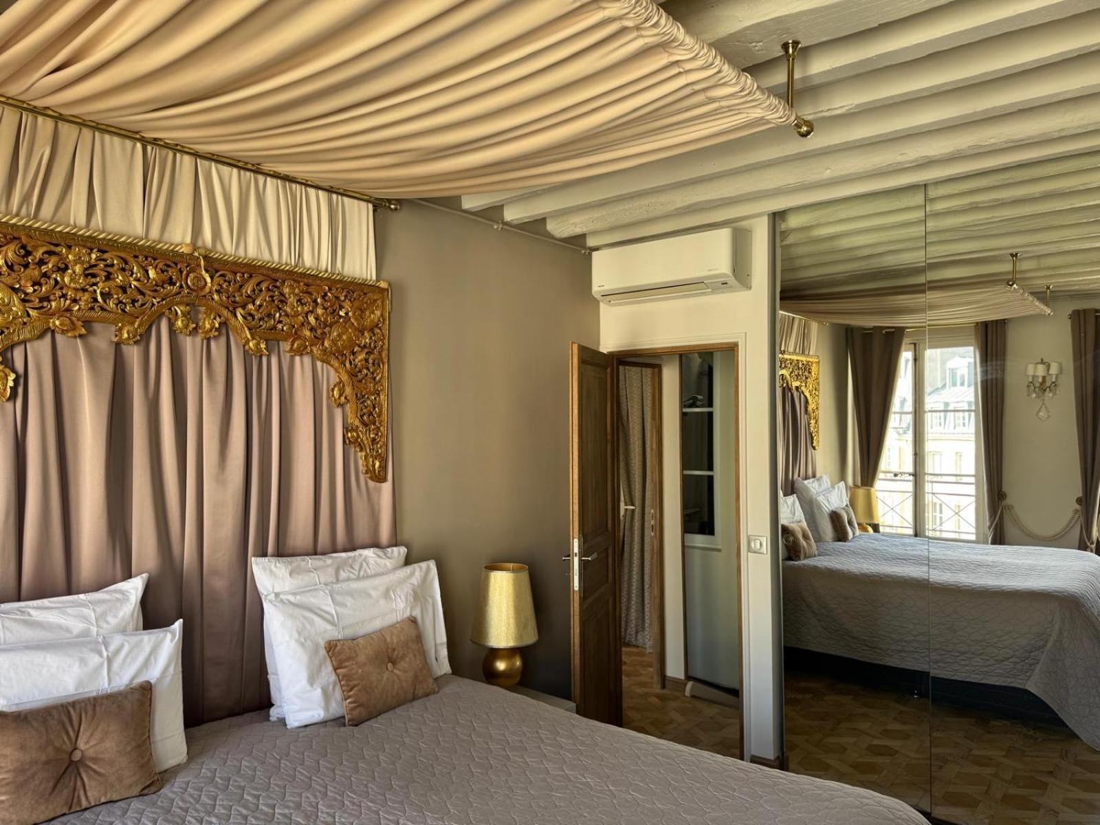 Apartment Place Dauphine Paris